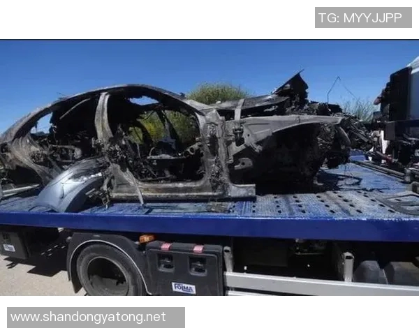 足球明星因超速被交警拦下现场反应引发网友热议