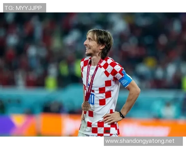 足球明星诸神黄昏摆件展现传奇球员风采与荣耀瞬间的艺术品